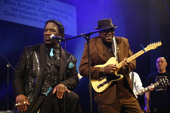 Budoucnost umperského festivalu Blues Alive, který do msta pivádí velká jména ánru (na snímku Mud Morganfield a Big Bill Morganfield), je kvli prodeji pozemk pod kulturním domem nejistá.