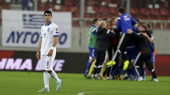 JEDEN Z NEASTNÍK. ecký fotbalista Petros Mantalos nechápe, za ním se radují