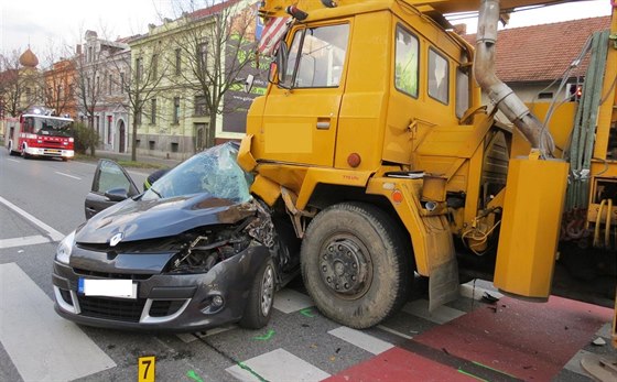 idi renaultu vjel pímo pod kola rozjetého jeábu.