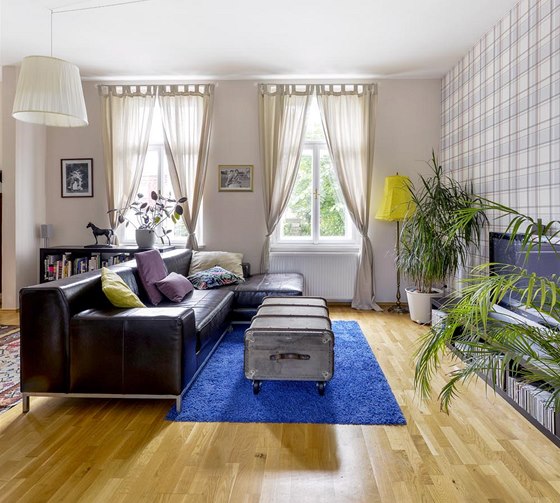 Obývací pokoj je vybavený koenou sedací soupravu (IKEA). Stolek nahradil starý