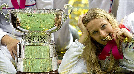 Petra Kvitová s trofejí pro vítzky Fed Cupu.