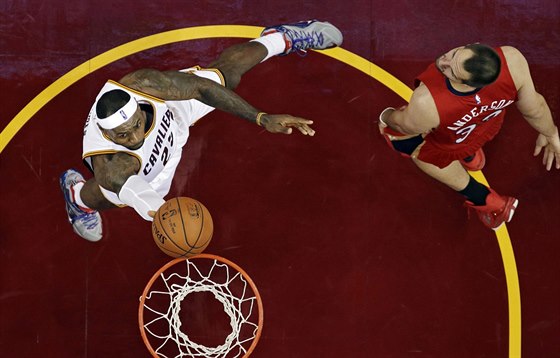 LeBron James (vlevo) z Clevelandu dává jeden z ko v duelu s New Orleans. Ryan...