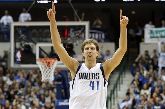 Dirk Nowitzki z Dallasu se raduje z jednoho ze svých ko v duelu se...