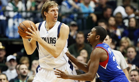 Dirk Nowitzki (vlevo) pispl k výhe Dallasu nad Philadelphii 21 body. V tomto...