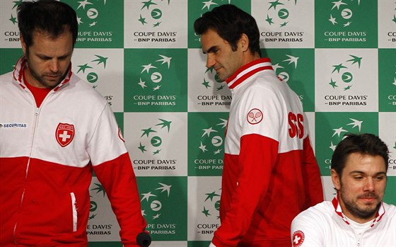 Roger Federer (uprosted) a Stan Wawrinka (vpravo) na stedení tiskové...
