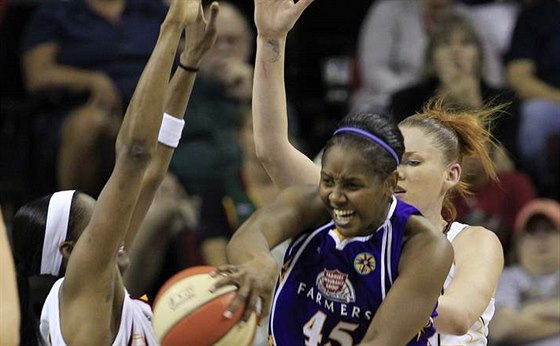 Noelle Quinnová (v modrém) z Los Angeles Sparks pod tlakem Lauren Jacksonové...