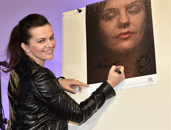 Marta Jandová u své fotografie pro kalendá Art For Life