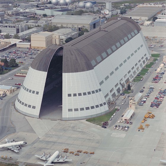 Velikost oteveného hangáru 1 na letecké základn Moffett Field vynikne v...
