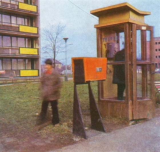 Praská telefonní budka  Repro z asopisu Umní a emesla z roku 1975, íslo...