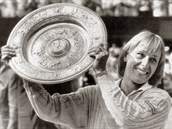 Tenistka Martina Navrátilová s pohárem za vítzství ve Wimbledonu v ervenci...