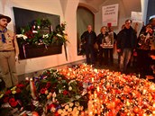 Lidé zapalují svíky 17. listopadu u památníku listopadových událostí na...