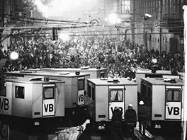 Újezd, 19. listopadu 1989. Na Újezd demonstranty zastavila policie. "U ale...
