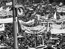 Za pt minut dvanáct. Demonstrace na Václavském námstí v listopadu 1989.