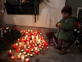 Lidé pichází zapálit svíku na Národní tídu u píleitosti 25. výroí 17....