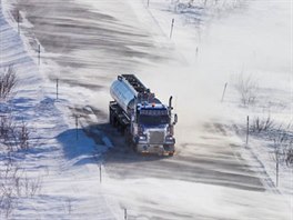 Dalton Highway na Aljace. Silnice pro drsáky, vedoucí a k pobeí Severního...