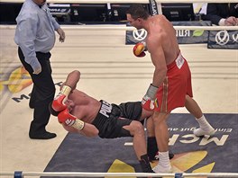 Bulharsk boxer Kubrat Pulev pad na zem ringu po deru Vladimira klika.