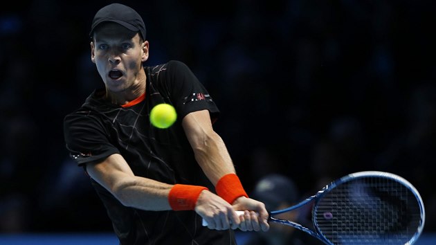 Tom Berdych se sna v souboji se Stanem Wawrinkou na Turnaji mistr.