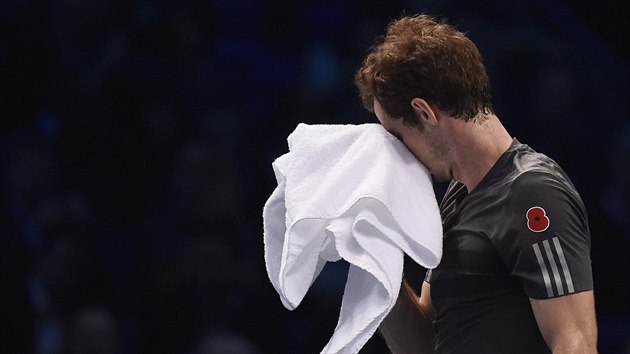 Andy Murray v, e je zle. V souboji s Rogerem Federerem na Turnaji mistr byl absolutn bez ance.