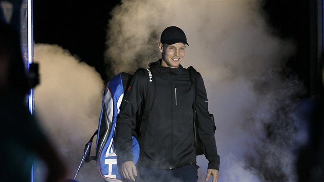 TADY BYLO JET VESELO. Tom Berdych nastupuje na kurt.