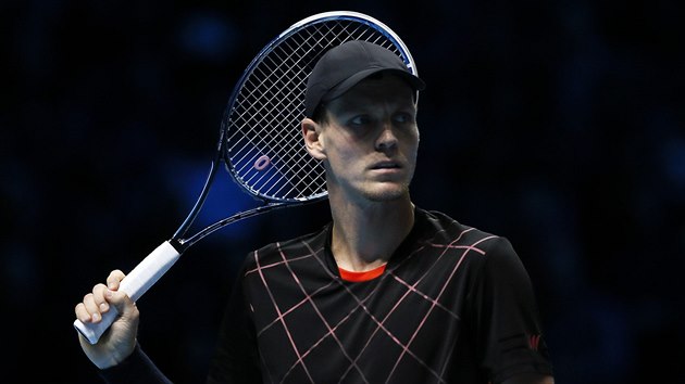 JAK NA NJ? Tomá Berdych  v utkání s Novakem Djokoviem odpov nenael.