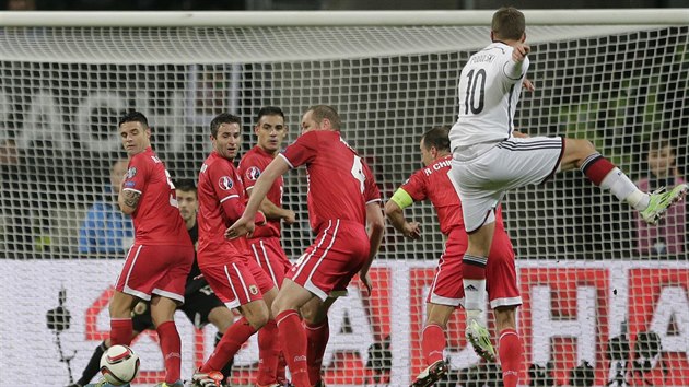 Nmeck zlonk Lukas Podolski pl do zdi, kterou postavili hri Gibraltaru.