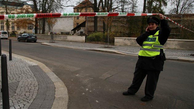 Policist v Chebu uzaveli okol budov v Hradebn ulici, kde dlnci nali pi odvodovacch pracch dlosteleck grant.