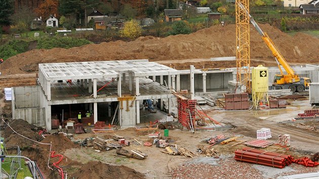 Stavba nové haly pro míové sporty vedle bazénového centra u KV Areny.
