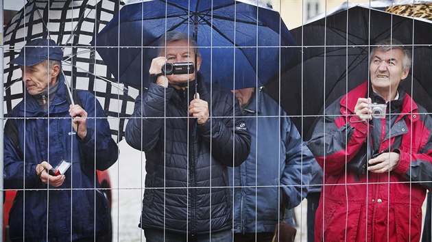 Do ve katedrly sv. Bartolomje v Plzni se vrac ptice zvon - tyi nov a jeden vyitn. Akce sklidila i velk zjem veejnosti (18. 11. 2014)