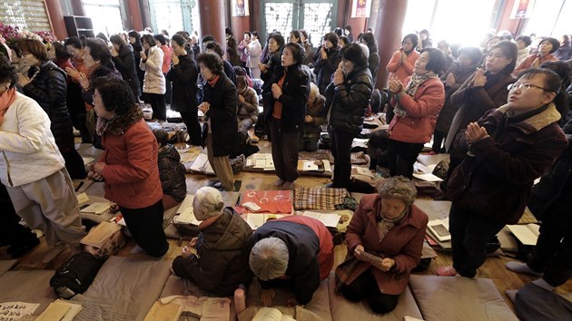 V Jin Koreji probhaj kadoron zkouky, rodie se modl za spch svch potomk (13. listopadu 2014)