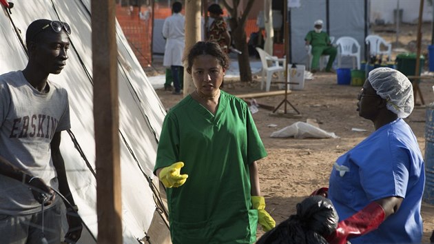 Zdravotnci v lebnm centru eboly v malijskm hlavnm mst Bamako (13. listopadu 2014).