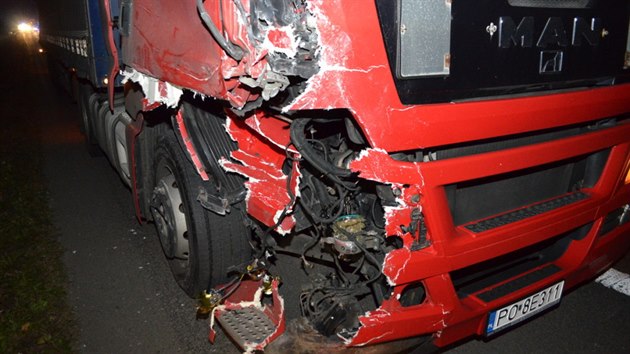 idi polskho kamionu smetl na 2. kilometru  dlnice D5 ve smru na Prahu odstaven osobn auto. Pi nehod nebyl nikdo zrann. (13.11.2014)