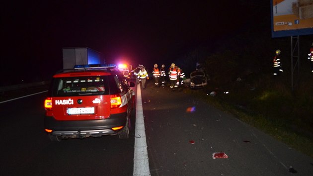 idi polskho kamionu smetl na 2. kilometru  dlnice D5 ve smru na Prahu odstaven osobn auto. Pi nehod nebyl nikdo zrann. (13.11.2014)