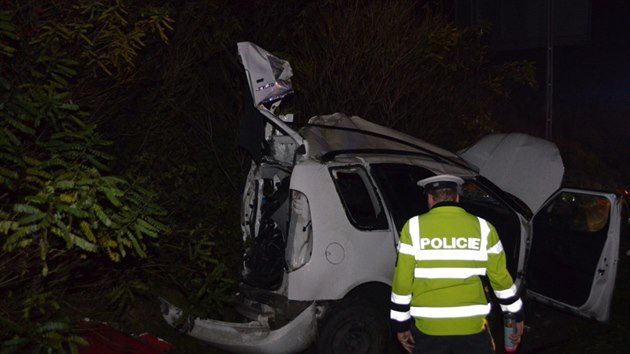 idi polskho kamionu smetl na 2. kilometru  dlnice D5 ve smru na Prahu odstaven osobn auto. Pi nehod nebyl nikdo zrann. (13.11.2014)