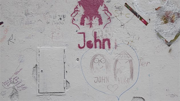 Lennonovu ze na prask Kamp kdosi kompletn pebarvil na blo. Majitel zdi podali na neznmho vandala trestn oznmen. Ale lid sem brzy zaali npisy znovu doplovat (18.11. 2014)