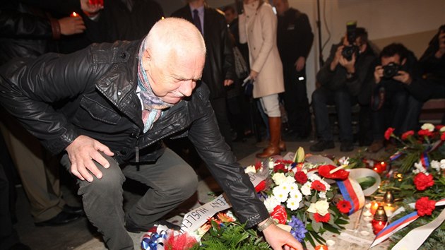 Václav Klaus zapaluje svíku na Národní tíd u píleitosti 25. výroí 17....