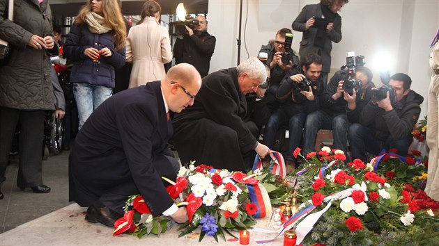 Premir Bohuslav Sobotka pokld vnec u pomnku na Nrodn td pi...