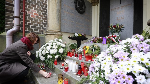 Lidé pili zapálit svíky i k hrobu Václava Havla.