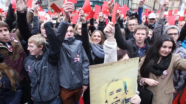 astnci demonstrace, kte pili prezidentovi Miloovi Zemanovi vystavit ervenou kartu.