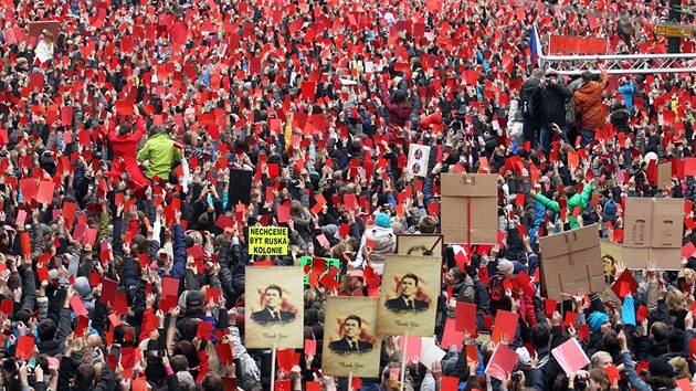 astnci demonstrace, kte pili prezidentovi Miloovi Zemanovi vystavit ervenou kartu.