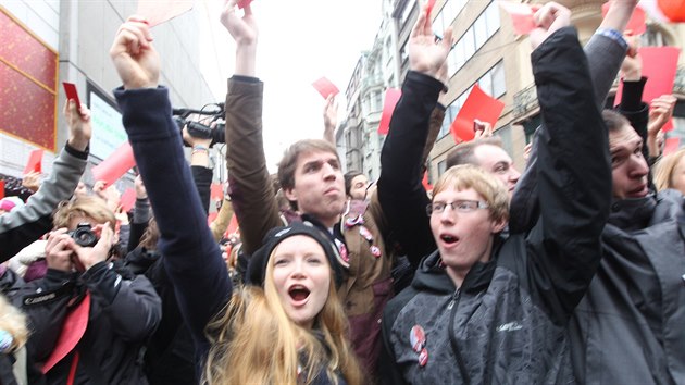 astnci demonstrace, kte pili prezidentovi Miloovi Zemanovi vystavit ervenou kartu.