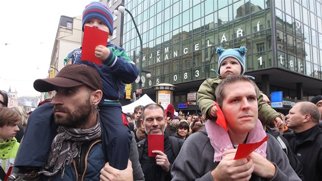 astnci demonstrace, kte pili prezidentovi Miloovi Zemanovi vystavit ervenou kartu.