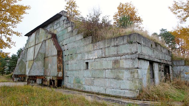 Ped tvrtstoletm tu dunla letadla a vojensk technika. Dnes Ralsko pipomn splenou zem protkanou zablcenmi panelovmi silnicemi, z nich ra trva, a plnou ruin nejrznjch budov.