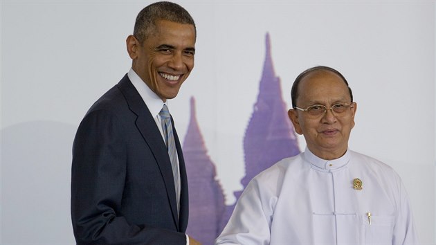 Americk prezident Barack Obama ve tvrtek picestoval na vchodoasijsk summit ASEAN v Barm. Pi zahjen si podal ruku i s barmskm prezidentem Thein Seinem (13. listopadu)