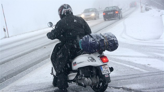 V takovm poas u jzda bezpen rozhodn nen, lep je pokat, a silnii silnici nasol.