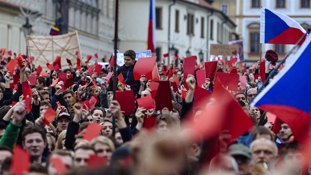 astnci pochodu na Prask hrad vyjdili nesouhlas s prezidentem Zemanem.