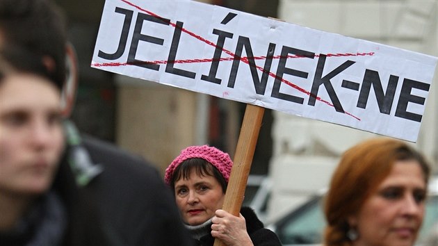 Demonstrace proti souasnmu veden msta v ele s komunisty a proti Alei Jelnkovi.