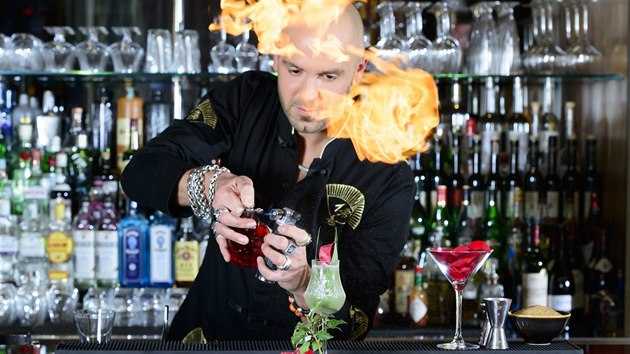 Matthias Giroud zapaluje nad koktejlem rumovou esenci k doladn jeho vn.