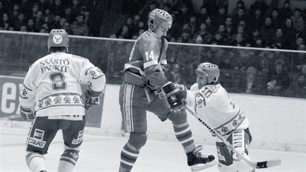 Petr Klma (uprosted) bhem ppravnho utkn SSR - Finsko ped praskm hokejovm ampiontem. (nor 1985)