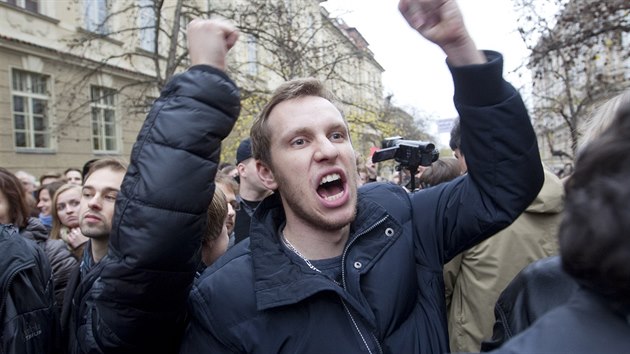 Demonstranti na Albertov protestovali proti prezidentu Miloi Zemanovi.