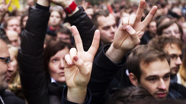 Demonstranti proti prezidentu Miloi Zemanovi na praskm Albertov.